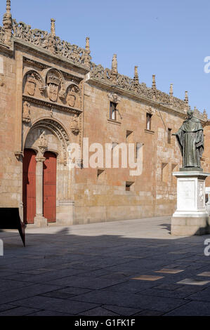 Statue von Fray Luis de León im Innenhof der Universität von Salamanca, Castilla y León, Spanien, Europa Stockfoto