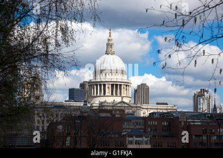 Spitze der St. Pauls Kathedrale aus der Tate Modern Southbank London, UK Stockfoto