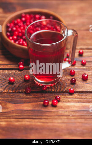 Cranberry Tee in eine Glasschale Stockfoto