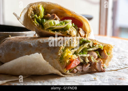 Leckere indische Wrap mit Hähnchen Fleisch und Garam Masala Gewürze Stockfoto