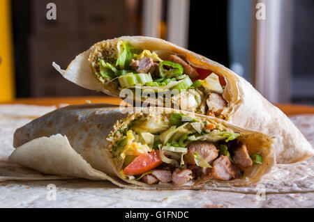 Leckere indische Wrap mit Hähnchen Fleisch und Garam Masala Gewürze Stockfoto