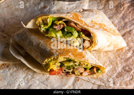 Leckere indische Wrap mit Hähnchen Fleisch und Garam Masala Gewürze Stockfoto