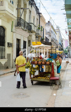 Eine typische inzwischen mit Obst und Gemüse Stand in Alt-Havanna, Havanna, Kuba Stockfoto