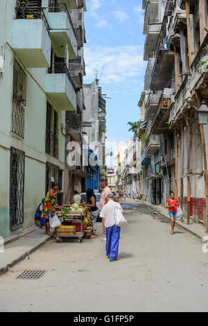 Eine typische inzwischen mit Obst und Gemüse Stand in Alt-Havanna, Havanna, Kuba Stockfoto