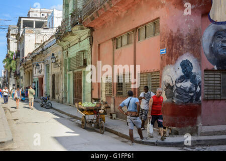 Eine typische Straßenszene mit einen Obst und Gemüse Stall in Alt-Havanna, Havanna, Kuba Stockfoto