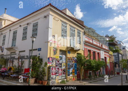 Athen, Griechenland - 30. April 2016: Graffiti und Coffee-Shop in Psirri Nachbarschaft in Athen. Stockfoto