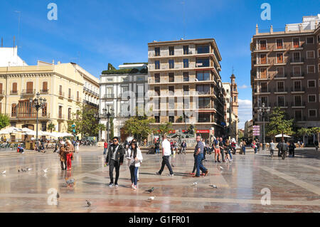 Valencia, Spanien - 30. März 2016: Touristen entspannen am Turia-Brunnen im St. Mary Square in Valencia Stockfoto