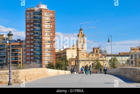 Valencia, Spanien - 30. März 2016: Blick auf die Kirche Saint Monica und der Serrano-Brücke in Valencia, Spanien Stockfoto