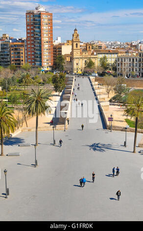 Valencia, Spanien - 30. März 2016: Blick auf die Kirche Saint Monica und der Serrano-Brücke in Valencia, Spanien Stockfoto