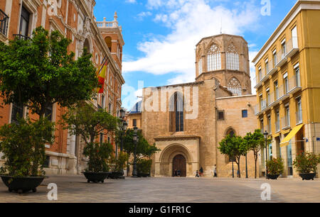 Valencia, Spanien - 30. März 2016: Ansicht der Heiligen Maria Kathedrale mit Blick auf den Hauptplatz in Valencia Stockfoto