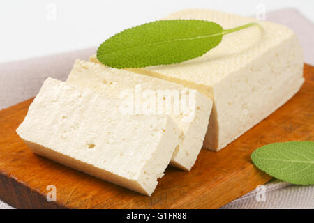 Block von frischen Tofu auf Schneidebrett Stockfoto