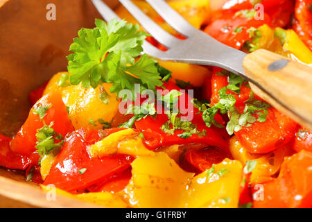 Schüssel mit gegrillten Paprikaschoten - detail Stockfoto