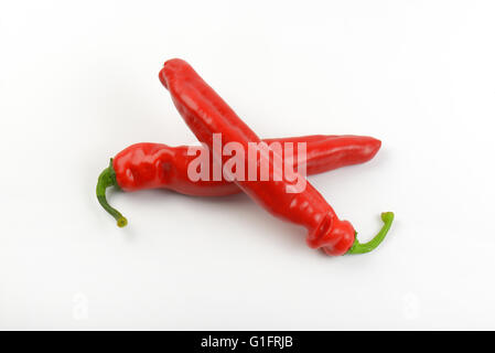 zwei rote Paprika auf weißem Hintergrund Stockfoto