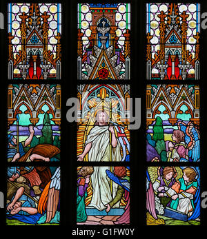 Glasmalerei in der Basilika von Vysehrad in Prag, Tschechische Republik, Darstellung von Jesus aus dem Grab steigen Stockfoto