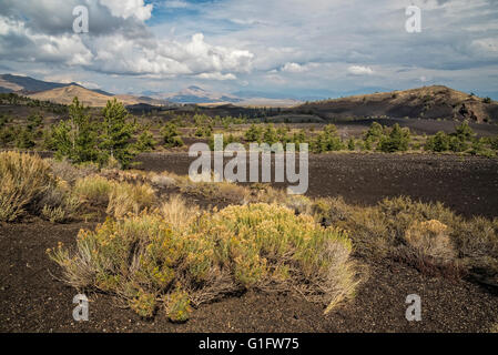 Blick vom Inferno Cone übersehen auf Paisley Kegel (rechts) und der Lost River Ranger; Krater des Moon National Monument, Idaho. Stockfoto