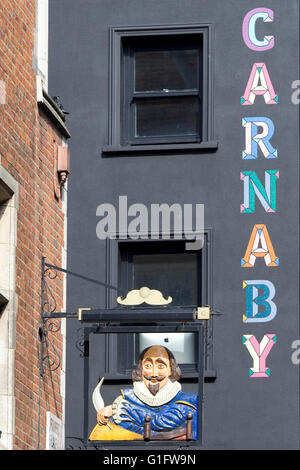 Carnaby lackiert in der Farbe an der Seite eines Gebäudes hinter dem Shakespeare Pub Schild Stockfoto