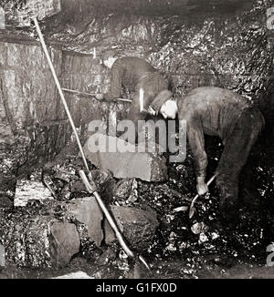 Mir Miner Bohren und Arbeiter graben Kohle in Anthrazit mit Kerzen für die Beleuchtung, Scranton, Pennsylvania, USA, um 1900 Stockfoto