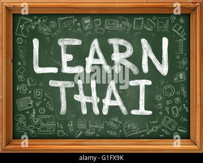 Lernen Sie Thai-Konzept. Grünen Tafel mit Doodle Symbole. Stockfoto