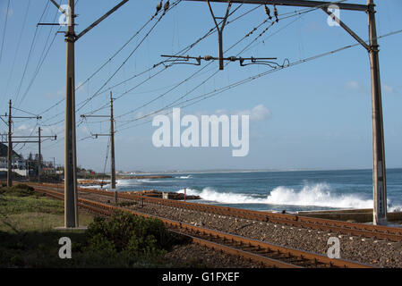 KALK BAY WESTERN CAPE IN SÜDAFRIKA. Die Küstenstadt Eisenbahnstrecke zwischen Kapstadt und Simons Town gesehen hier in Kalk Bay Stockfoto