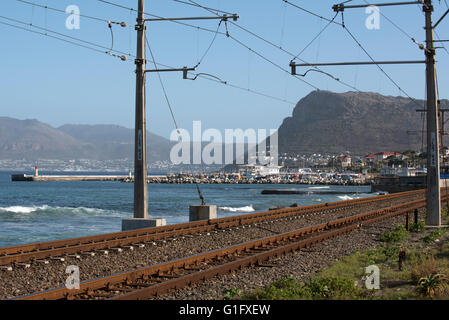 KALK BAY WESTERN CAPE IN SÜDAFRIKA. Die Küstenstadt Eisenbahnlinie zwischen Kapstadt und Simons Town gesehen hier in Kalk Bay Stockfoto