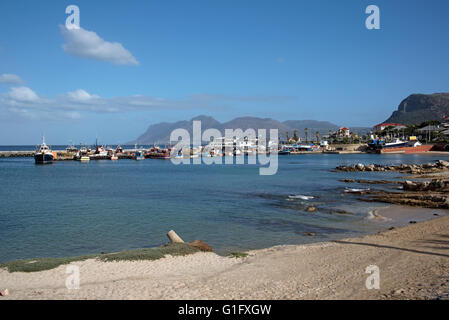 KALK BAY WESTERN CAPE IN SÜDAFRIKA. Der Fischerhafen und der Strand in Kalk Bay in Südafrika Western Cape Stockfoto