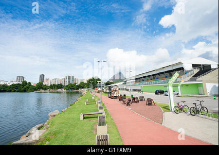 RIO DE JANEIRO, 17. März 2016: Die Tribüne des Estádio de Remo da Lagoa oder Lagoa Stadion ist Austragungsort der Olympischen Spiele. Stockfoto