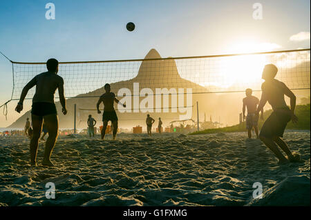 RIO DE JANEIRO - 27. März 2016: Brasilianer spielen Futevôlei (Footvolley, ein Sport kombiniert, Fußball und Volleyball). Stockfoto