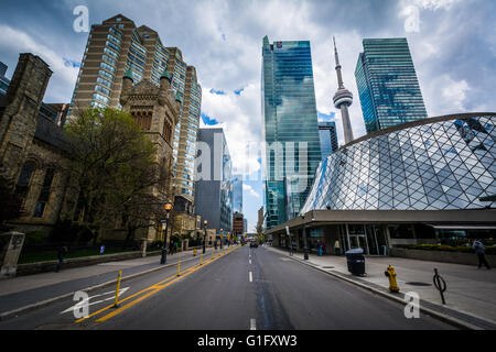 Modernen Gebäuden entlang Simcoe Street in der Innenstadt von Toronto, Ontario. Stockfoto