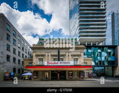 Das Royal Alexandra Theatre und modernen Gebäuden auf King Street, im Unterhaltungsviertel, in Toronto, Ontario. Stockfoto