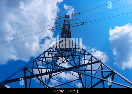 Power-Line-Tower auf blauen Himmelshintergrund Stockfoto