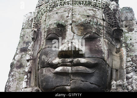 Alte steinerne Gesicht in Bayon Tempel, Angkor Wat Komplex, Siem Reap, Kambodscha. UNESCO-Weltkulturerbe. Stockfoto