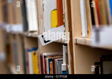 Alphabetische Sortierung von Büchern, die auf den Regalen liegen, Bibliotheksbücher auf dem Regal, der Buchstabe L Stockfoto