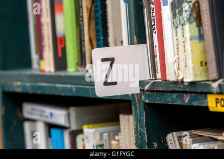 Alphabetische Sortierung von Büchern, die auf den Regalen liegen, Bibliotheksbücher auf dem Regal, der Buchstabe Z Stockfoto