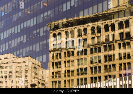 Reflexionen der Gebäude in der New Yorker Gebäude Glasfassade Stockfoto