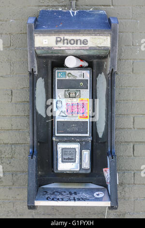 Alte Münztelefon, Telefon, Arbeiten, im Freien auf einer Wand in New Orleans Stockfoto