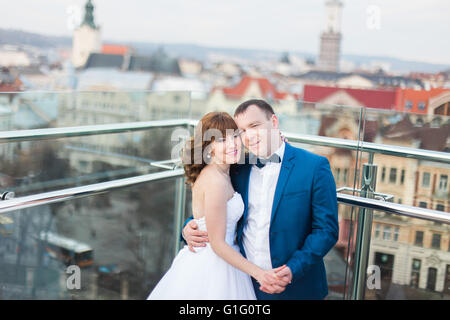 Stilvoller Luxus Brautpaar elegant umarmen mit Zärtlichkeit auf Hintergrund der alten Stadt Lemberg Stockfoto