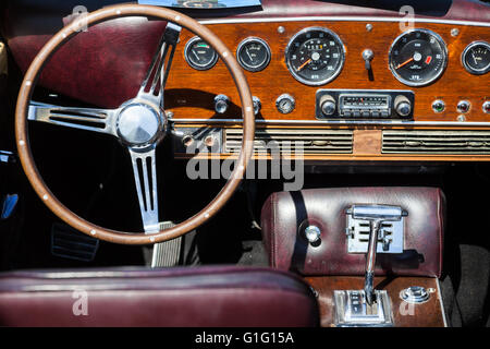 Farbbild des Armaturenbretts eines Retro-Autos. Stockfoto