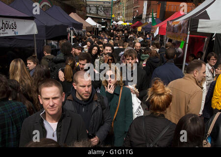 Menschenmassen in Brick Lane Market. Shoreditch, Tower Hamlets, London, England, Vereinigtes Königreich Stockfoto