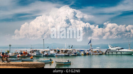 Große Wolke über Boote, Yachten und Ägäis. Blick vom Hafen von Nea Fokea Dorf, Chalkidiki, Griechenland. Stockfoto