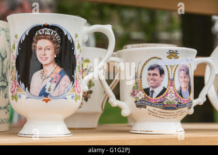 Königin Elizabeth II Krönung Tassen Stockfoto