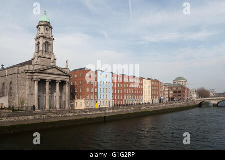 Stadt von Dublin in Irland, Saint-Paul Kirche, Fluss Liffey-Ufer beherbergt alte Wohnhaus Stockfoto