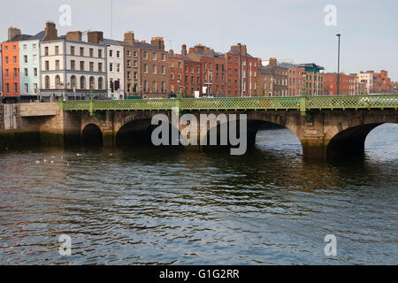 Skyline der Stadt Dublin in Irland, Grattan Brücke am Fluss Liffey, Stadtbild Stockfoto