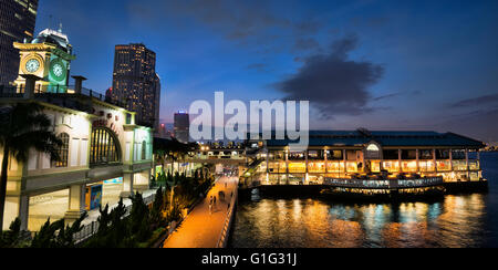 Die Star ferry Terminal, und die Star Ferry Uhrturm, Victoria Harbour, Hong Kong, China. Stockfoto