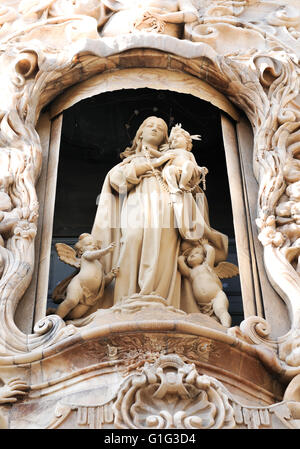 Architektonisches Detail aus Alabaster Skulptur Darstellung der Jungfrau Maria auf dem Eingangstor der Palacio del Marques in Valencia Stockfoto