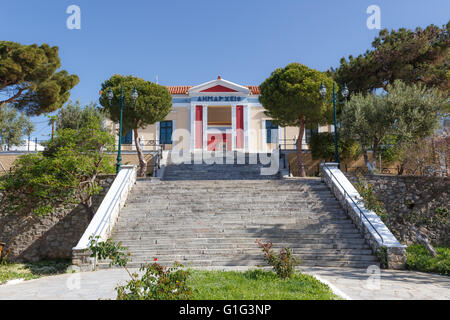 Karystos Rathaus am Morgen vor einem blauen Himmel in Griechenland Stockfoto