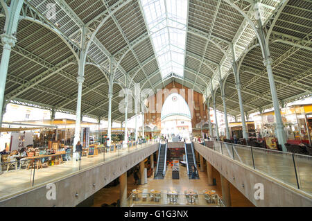 Valencia, Spanien - 31. März 2016: Architektonisches Panorama des Mercado Dickdarms, berühmte alte Markthalle, derzeit Gehäuse exclusi Stockfoto