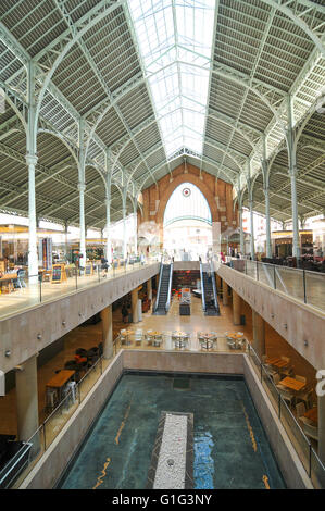 Valencia, Spanien - 31. März 2016: Architektonisches Panorama des Mercado Dickdarms, berühmte alte Markthalle, derzeit Gehäuse exclusi Stockfoto