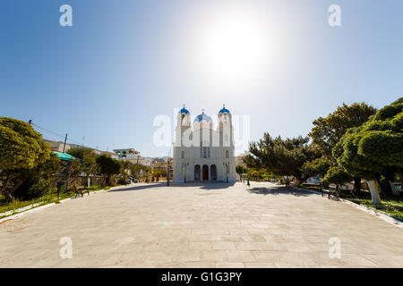 Die historische Kirche St. Nikolaos in Karystos, Euböa, Griechenland vor einem blauen Himmel am Nachmittag Stockfoto