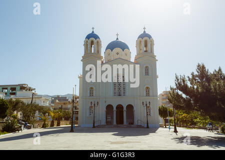 Die historische Kirche St. Nikolaos in Karystos, Euböa, Griechenland vor einem blauen Himmel am Nachmittag Stockfoto