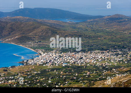 Karystos Stadtlandschaft gegen blauen Himmel und Meer, Euböa, Griechenland Stockfoto